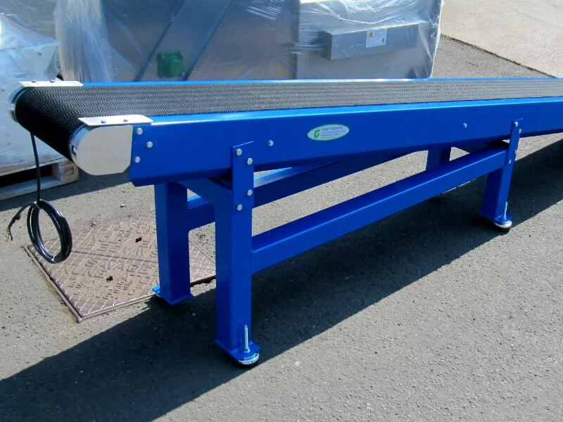 Inclined rubber belt conveyor.