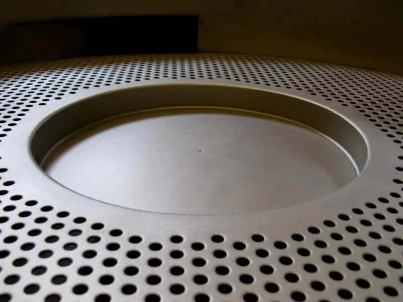 Vibrating screening plate with recessed centre.